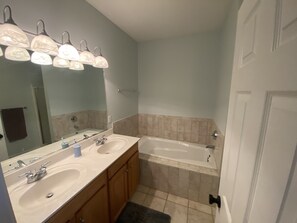 Bañera con ducha, secador de pelo, toallas, jabón