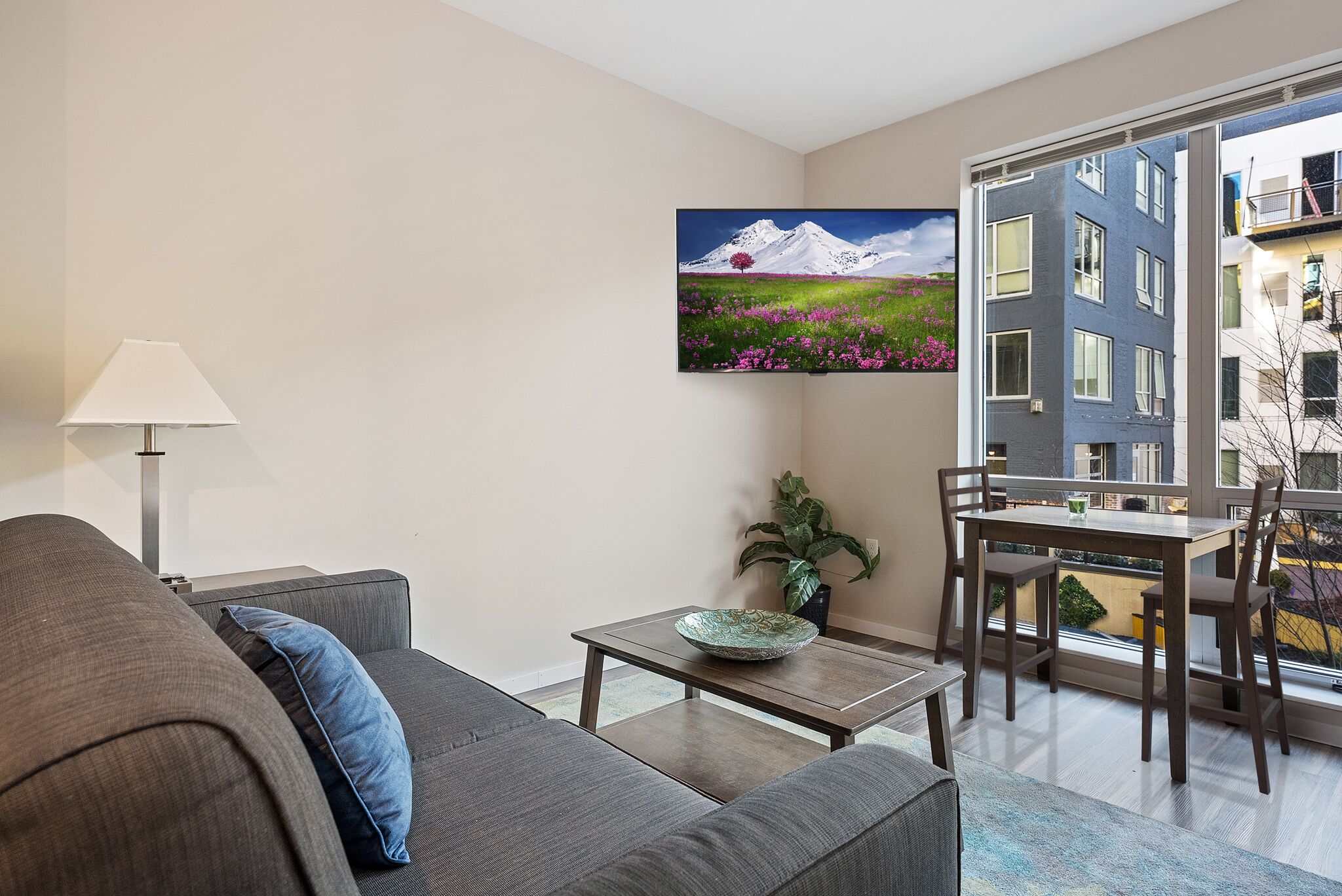 Relax and Rejuvenate in a Glamorous Retreat with a Stunning Rooftop 334