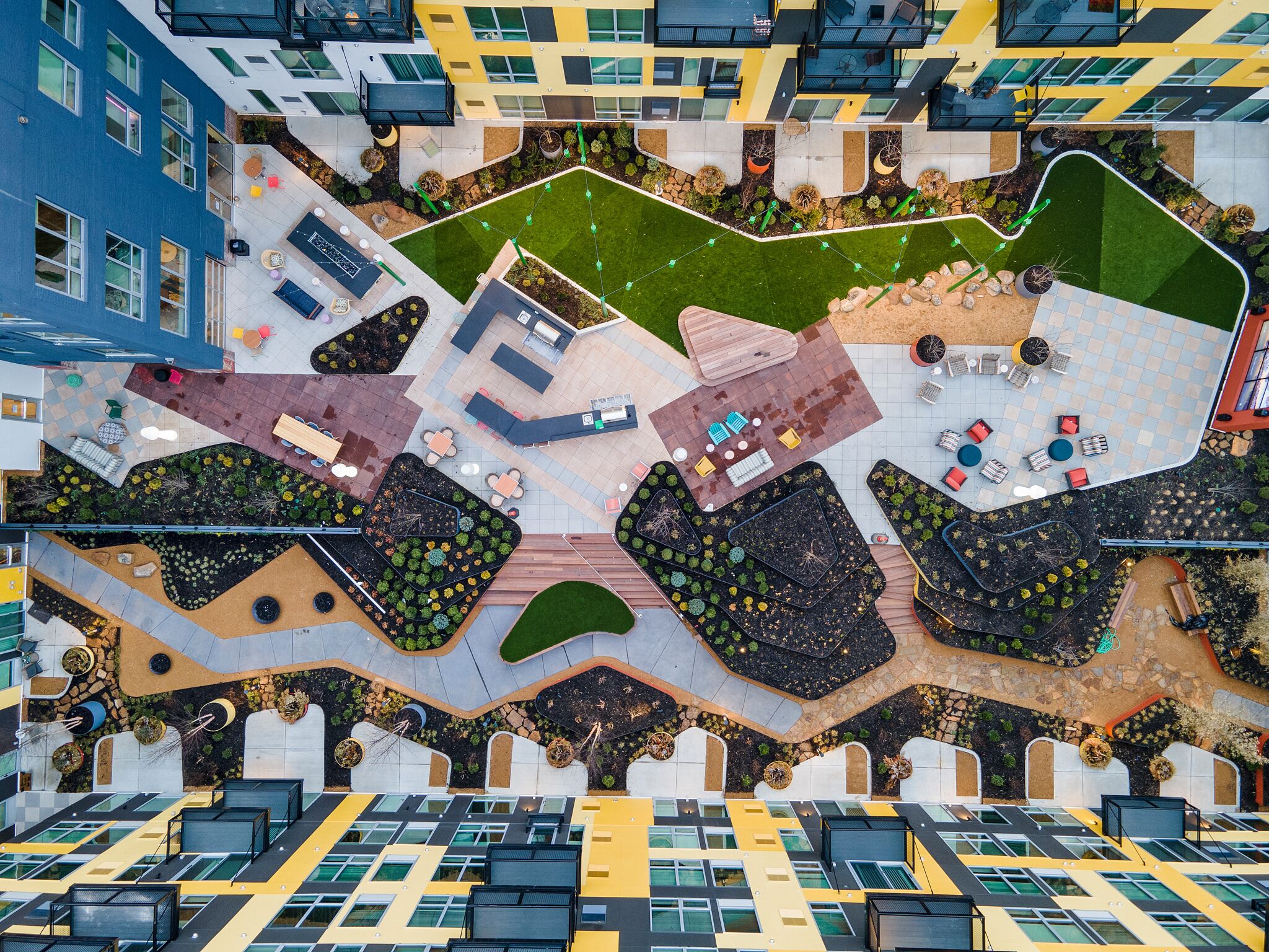 Relax and Rejuvenate in a Glamorous Retreat with a Stunning Rooftop 334