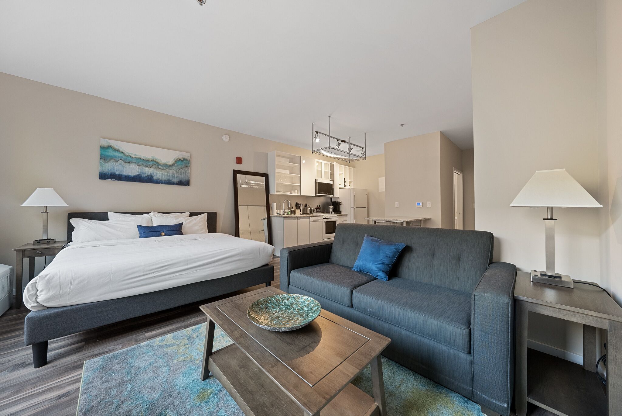 Relax and Rejuvenate in a Glamorous Retreat with a Stunning Rooftop 334