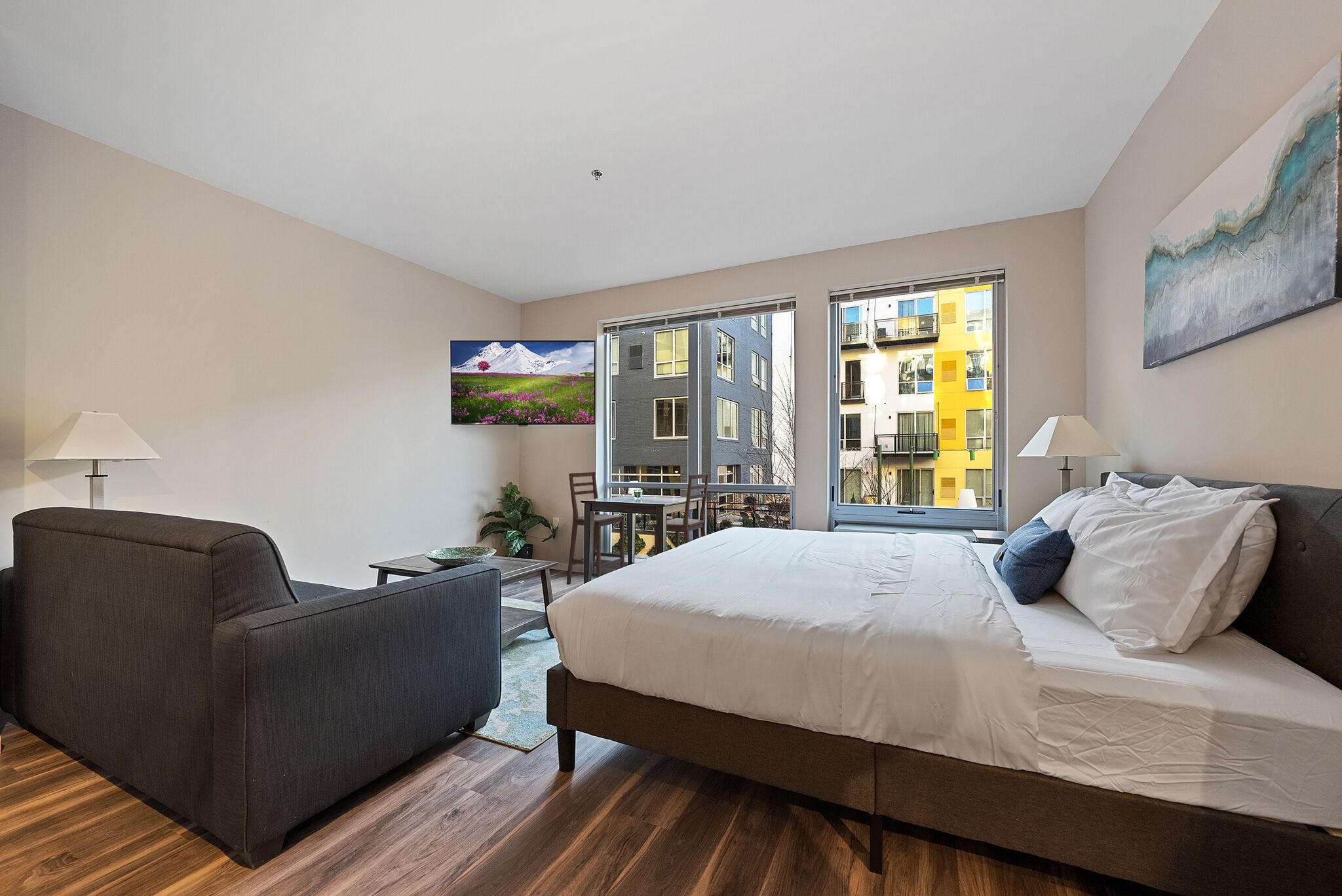 Relax and Rejuvenate in a Glamorous Retreat with a Stunning Rooftop 334