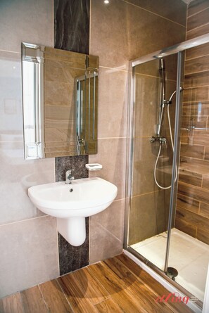 Douche, sèche-cheveux, serviettes fournies