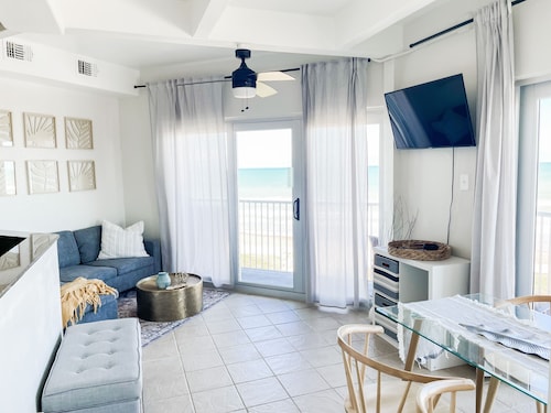 BEAUTIFUL CONDO - AMAZING BEACH VIEW FROM PRIVATE BALCONY