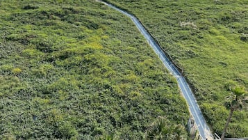 Una piscina al aire libre, una piscina climatizada