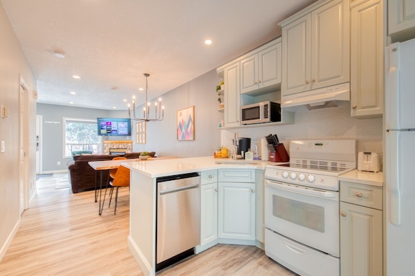 Een koelkast, een magnetron, een oven, een kookplaat