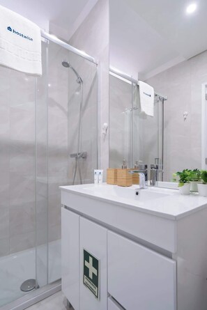 Ducha, secador de pelo, toallas y champú