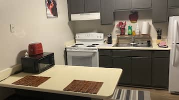 Een koelkast, een magnetron, een oven, een kookplaat