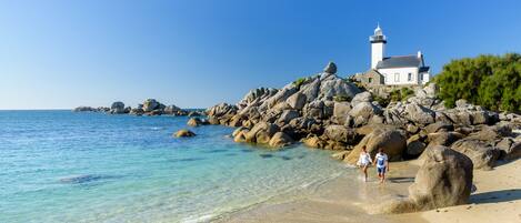 På stranden og solsenger