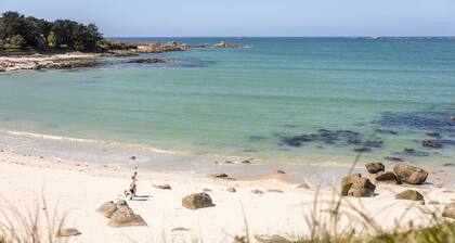 "La Villa sur la Baie", beach access, indoor pool 29°C and magnificent view!