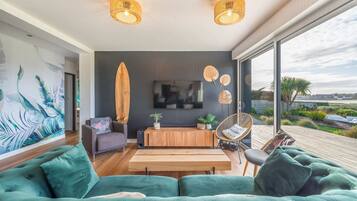 Smart-TV, Kamin, Videospiele, DVD-Player