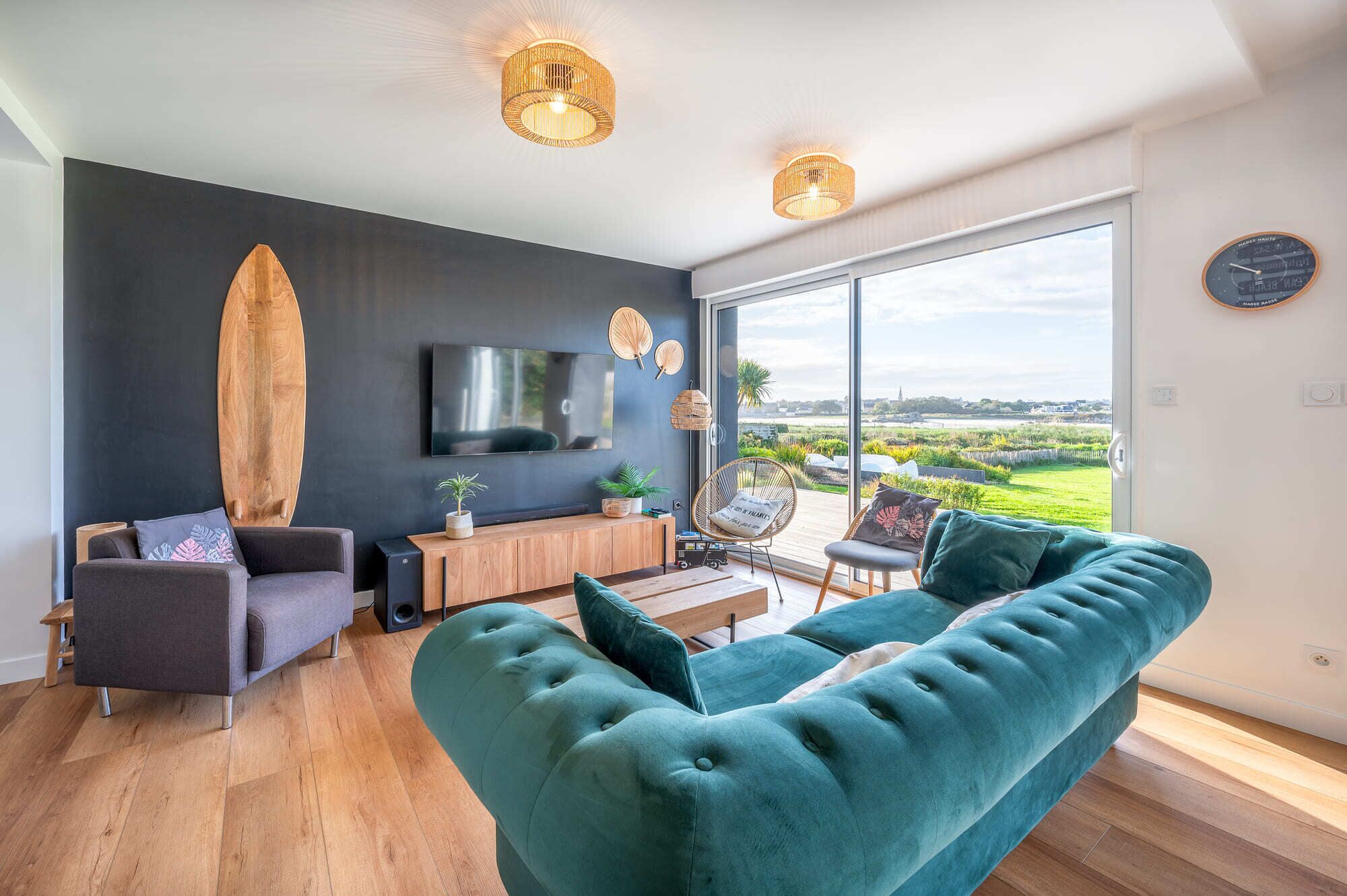 TV connectée, cheminée, jeux vidéo, lecteur de DVD