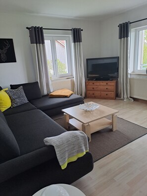 Smart TV - Vacation apartment with large balcony, 2km west of the Ammersee, in a quiet location. (Windach)