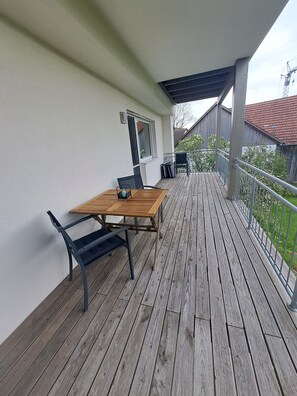 Outdoor dining - Vacation apartment with large balcony, 2km west of the Ammersee, in a quiet location. (Windach)