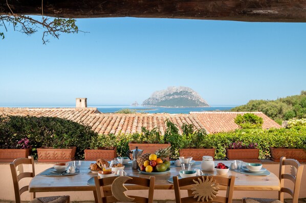 Outdoor dining - Villa Kiki - infinity pool overlooking Tavolara (Porto San Paolo)