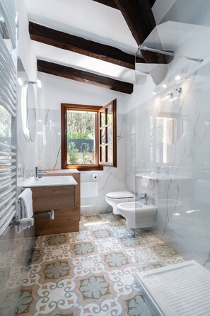 Doccia, asciugacapelli, bidet