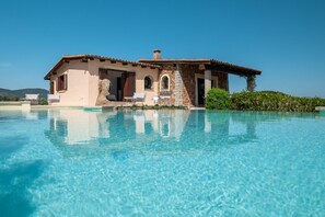 An infinity pool - Villa Kiki - infinity pool overlooking Tavolara (Porto San Paolo)