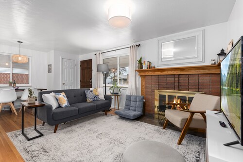 5 Bedroom House with Crib - Walk to Downtown Littleton!