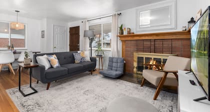 5 Bedroom House with Crib - Walk to Downtown Littleton!