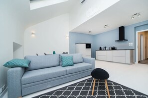 TV, Netflix, streaming services - Old Town 1 Bedroom Oasis with AC and Double Shower (Praha 1)