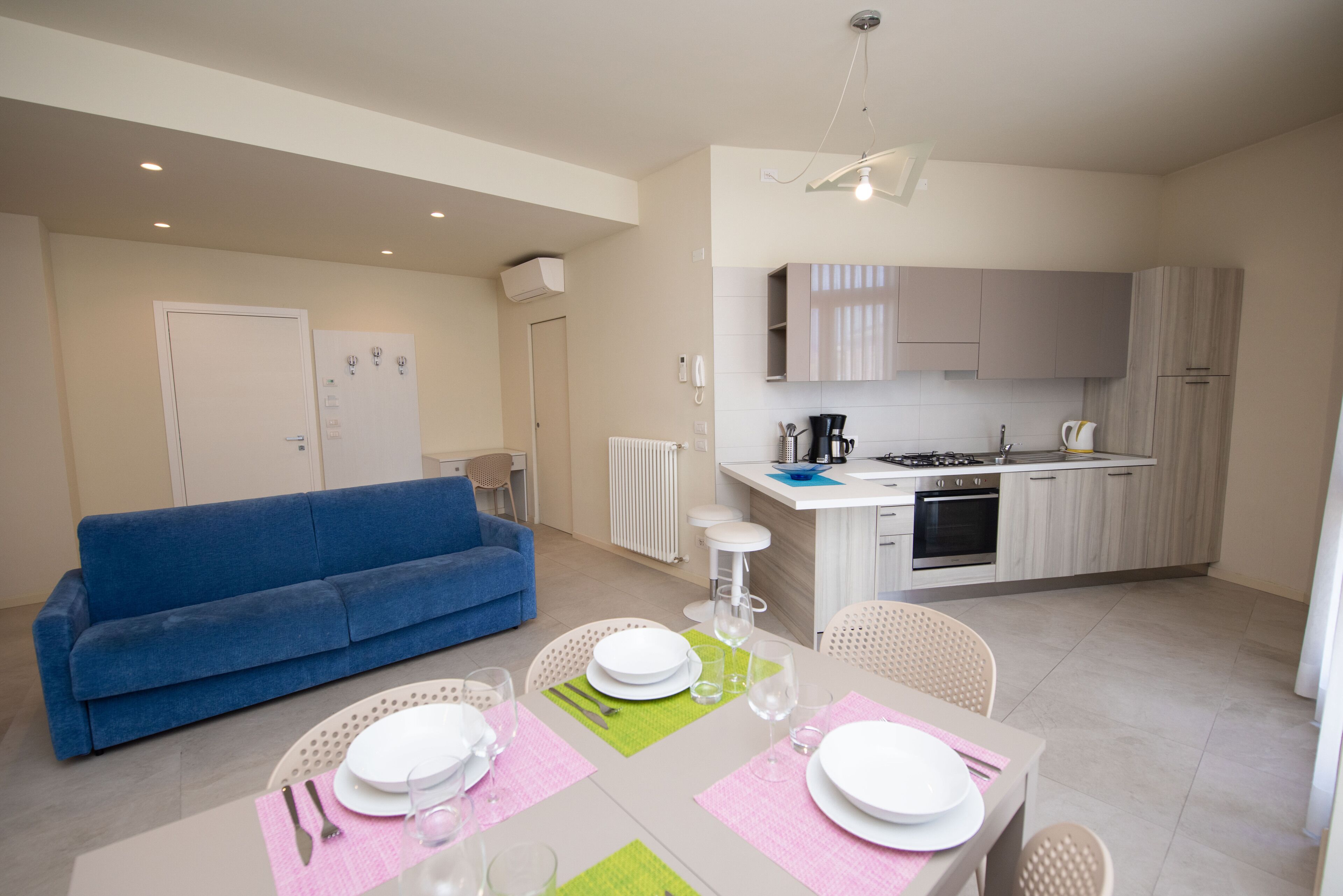 Elite-Apartment | Wohnbereich | 50-Zoll-Fernseher mit Kabelempfang