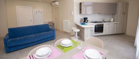 Elite-Apartment | Wohnbereich | 50-Zoll-Fernseher mit Kabelempfang