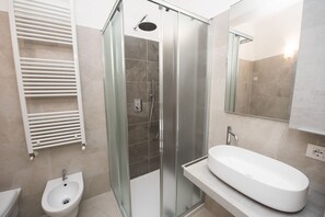 Elite Apartment | Bathroom - Appartamenti l'Orologio - Le Lancette (Salò)