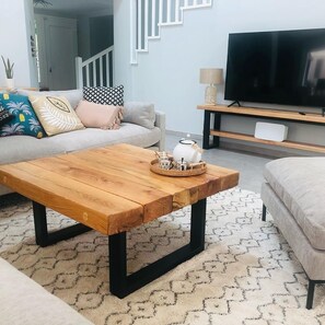 Smart TV, chimenea y libros 
