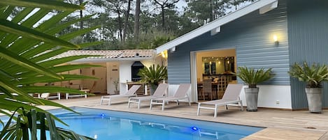 Una piscina al aire libre, una piscina climatizada