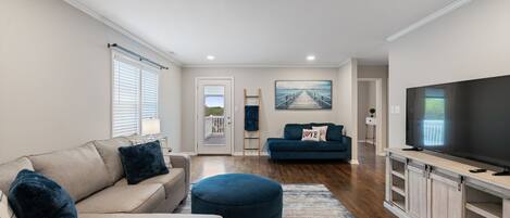 Smart TV, libros y oficina