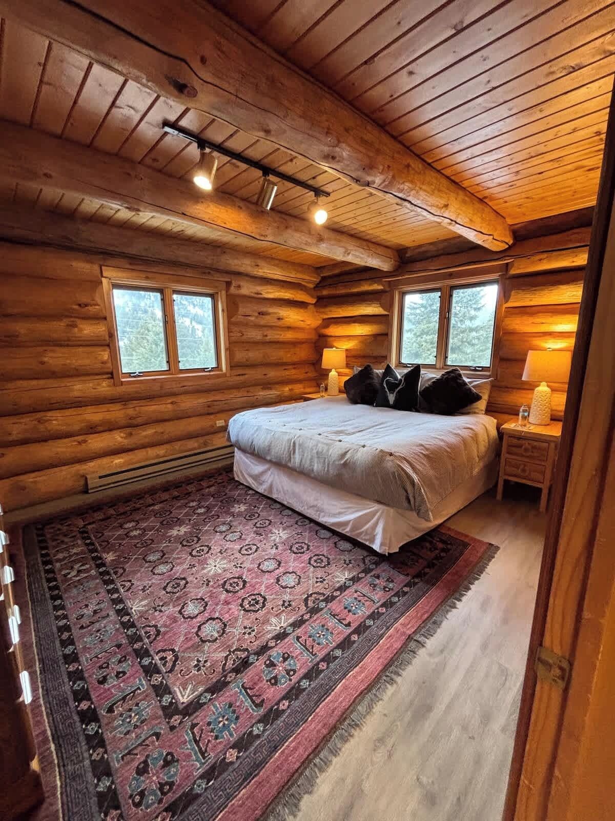 4 bedrooms, iron/ironing board, free WiFi, bed sheets