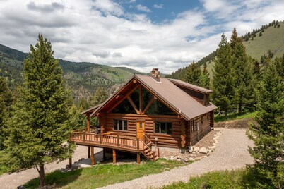 Tom's Big Sky Cabin - Close to the Gallatin River, hiking, and Yellowstone!