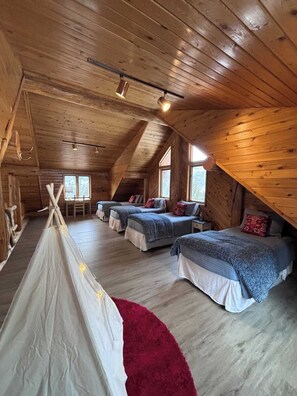 4 bedrooms, iron/ironing board, free WiFi, bed sheets