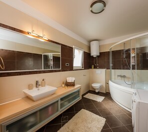 Villa, Plusieurs lits | Salle de bain | Ensemble baignoire-douche, baignoire profonde