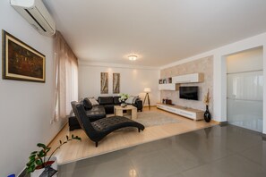 Villa, Multiple Beds | Living room | 30-inch TV with digital channels, fireplace