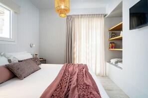 2 bedrooms, iron/ironing board, travel cot, WiFi