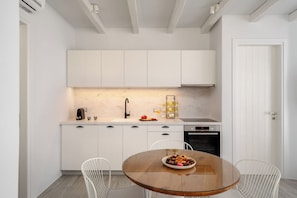 Fridge, oven, stovetop, coffee/tea maker