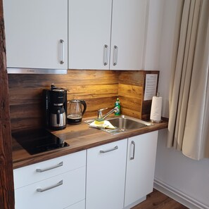 KĂŒhlschrank, Mikrowelle, Herdplatte, GeschirrspĂŒler