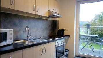 Kühlschrank, Mikrowelle, Ofen, Herdplatte