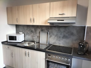 Fridge, microwave, oven, stovetop - Cozy vacation apartment with balcony near Goslar / Harz (Langelsheim)