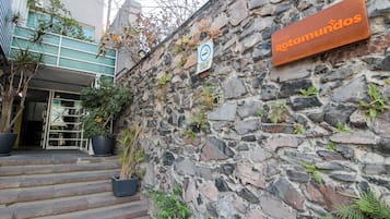 Vista frontal de la propiedad