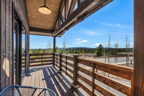 Terrace/patio - MTN BIKER DREAM ~ along trails ~ gear storage ~ hottub ~ resort amenities  (Bend)