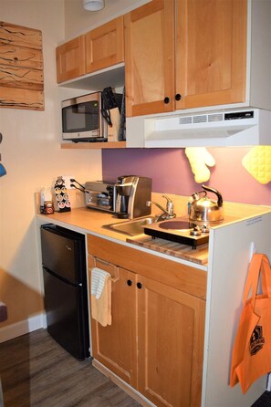 Kühlschrank, Mikrowelle, Herdplatte, Wasserkocher mit Kaffee-/Teezubehör