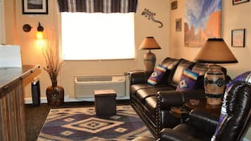 Televisie, een open haard en boeken