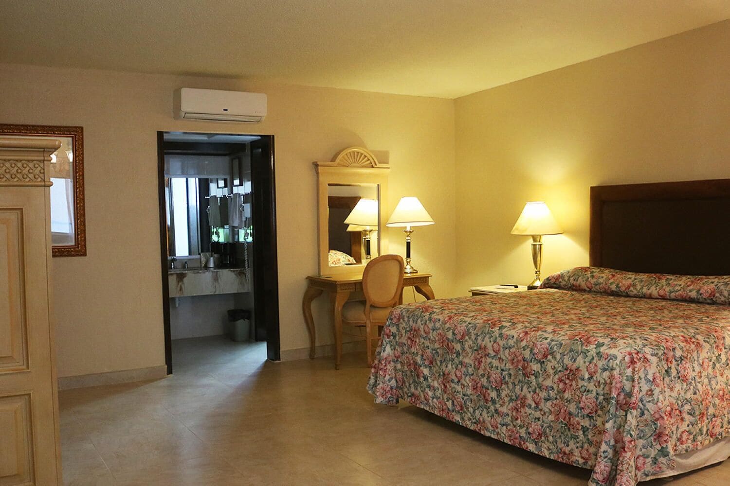 Habitación individual estándar | Caja de seguridad en la habitación y espacio para trabajar con laptop 