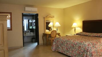 Habitación individual estándar | Caja de seguridad en la habitación y espacio para trabajar con laptop