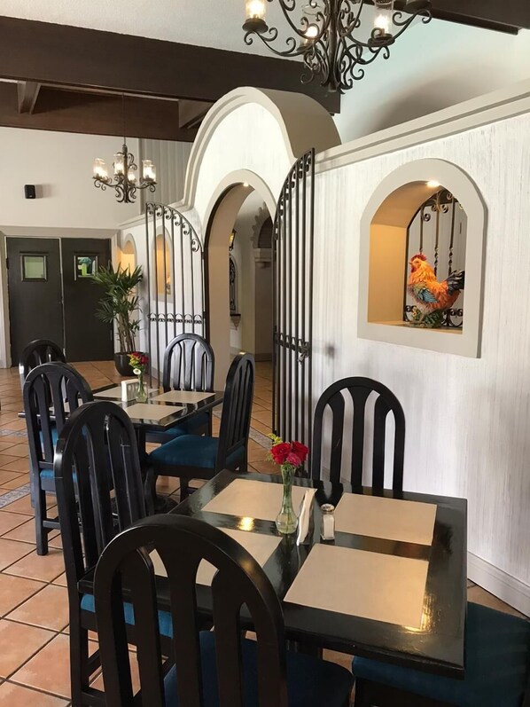 Petit déjeuner et déjeuner servis sur place, restauration en plein air