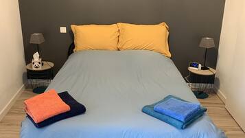 4 chambres, bureau, fer et planche Ă repasser, lit parapluie