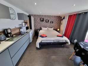 4 عدّة غرف نوم ومكتب ومكواة/لوح كي وسرير سفر