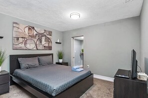 1 slaapkamer, een strijkplank/strijkijzer, wifi, beddengoed