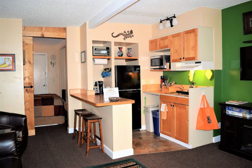 Réfrigérateur, micro-ondes, plaque de cuisson, cafetière/bouilloire